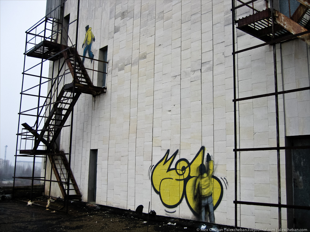 Прогулка по улицам Припяти. Граффити мертвого города (фото, видео)